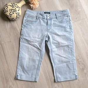 White House Black Market WHBM Light Wash Jean Capri Pants Size 6